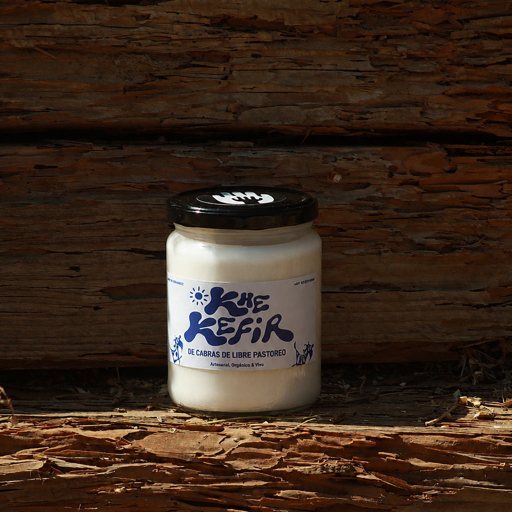 Kéfir de cabra natural Khe de 500 ml en botella de vidrio, elaborado mediante fermentación tradicional con cultivos vivos.