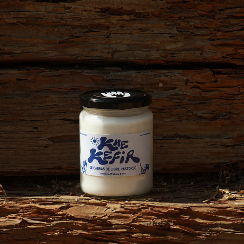 Kéfir de cabra natural Khe de 500 ml en botella de vidrio, elaborado mediante fermentación tradicional con cultivos vivos.
